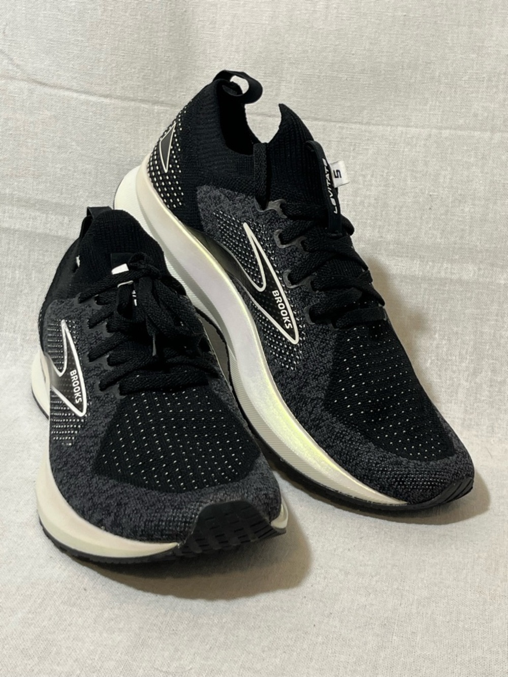 Brooks Levitate Stealth Fit 5 Women’s 9 Black Gray White Running Sneakers Knit